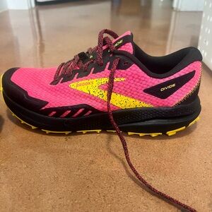 Women’s Brooks Divide trail running tennis shoes! Size 7.5